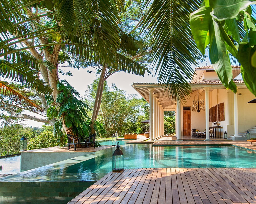 Casa padronale coloniale con piscina d'acqua di mare