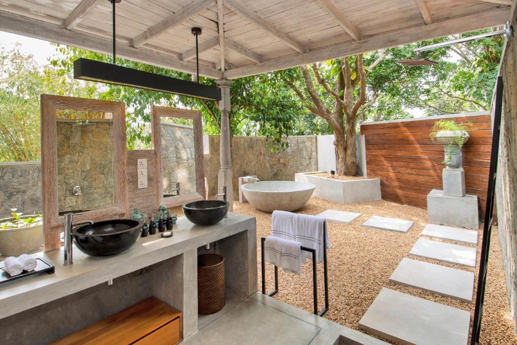 Salle de bain extérieure en pleine nature