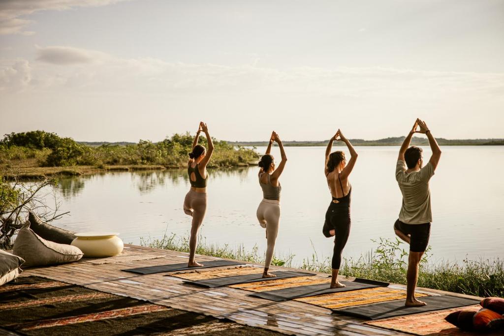 sesión de yoga lago bacalar