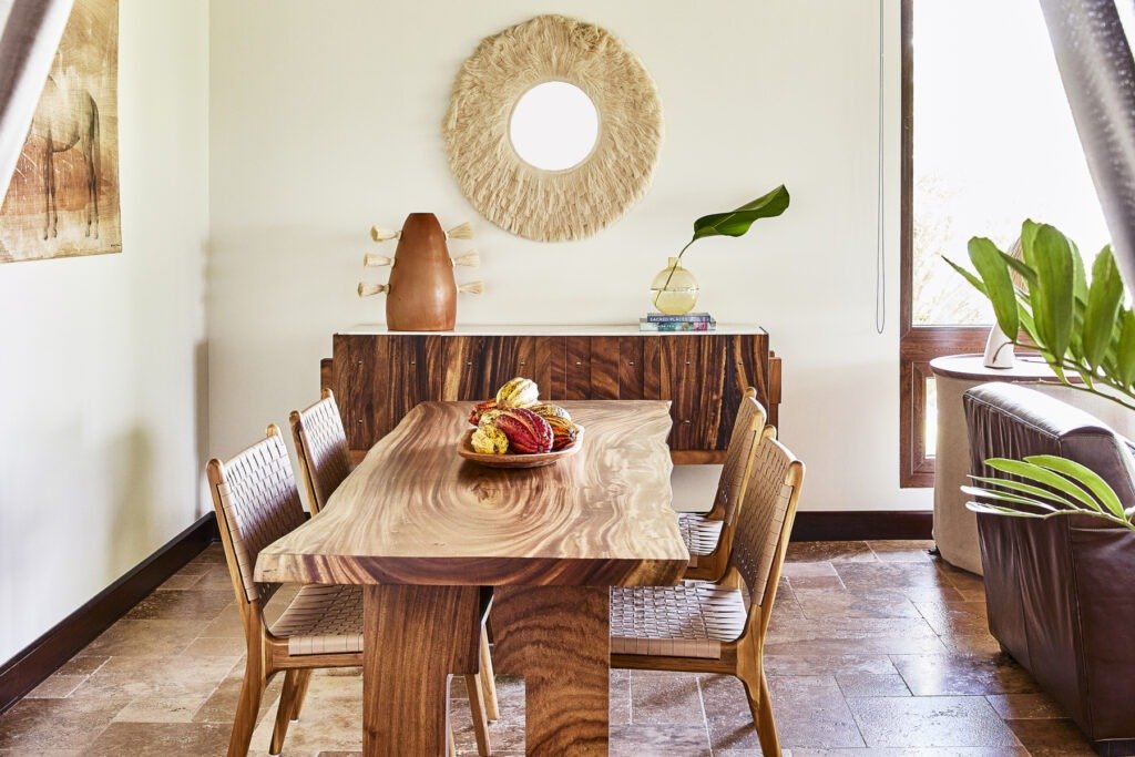 Muebles de madera y decoración local