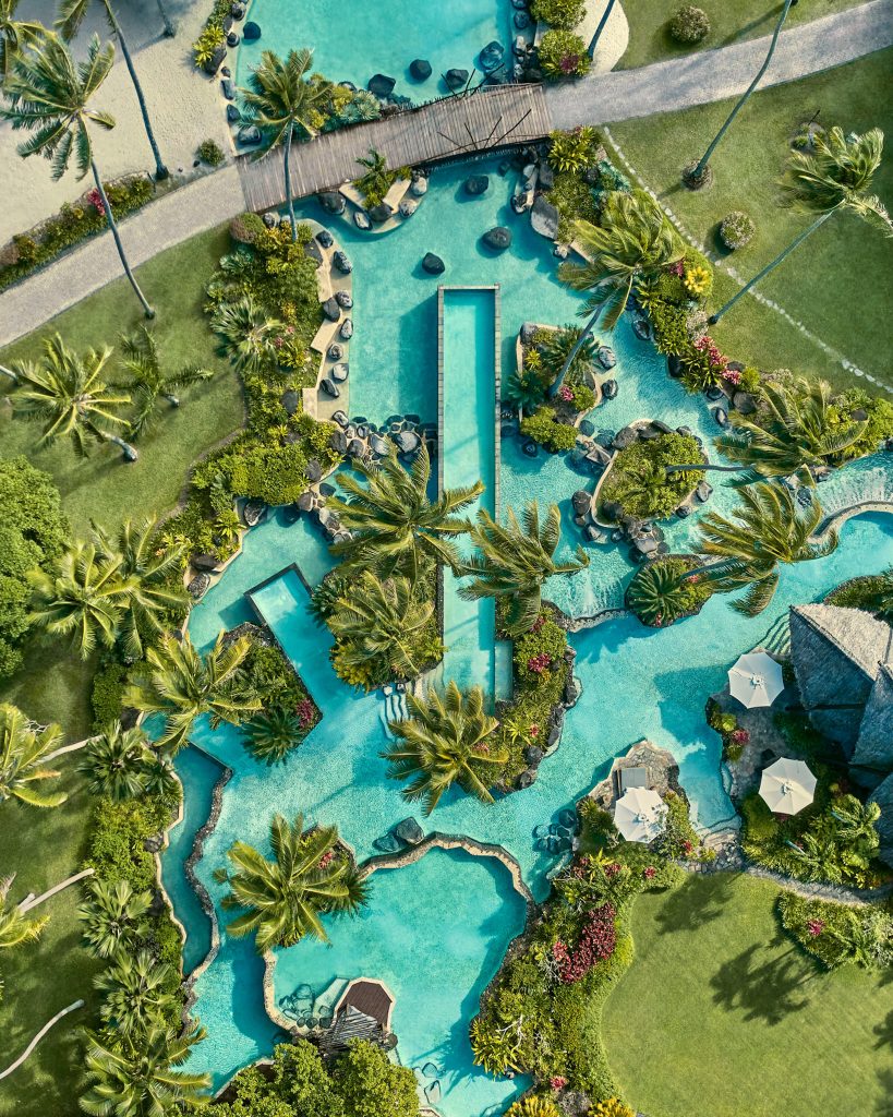 Vue d'ensemble piscine bordée de verre COMO Laucala Island