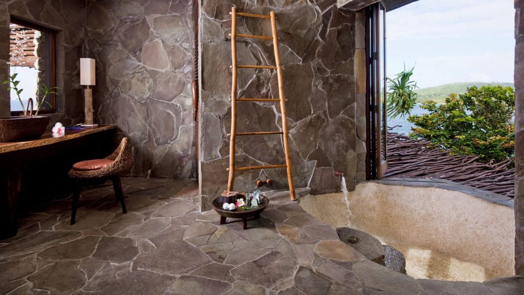 Bagno superbo scavato nella roccia