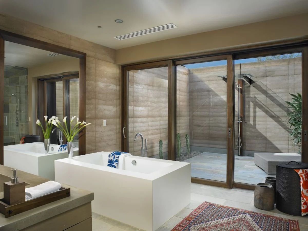 Precioso cuarto de baño con ducha exterior