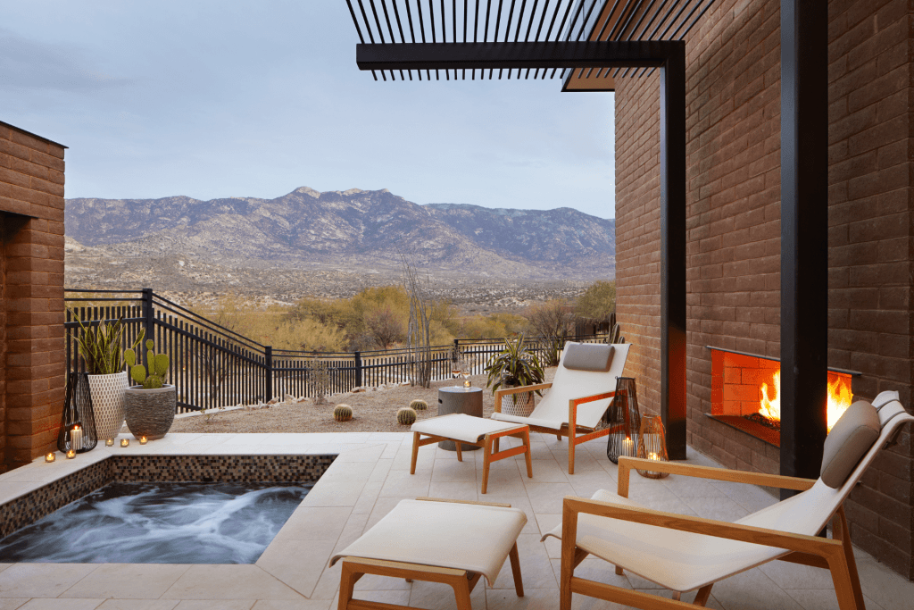 Terrasse avec jacuzzi et vue sur les montagnes