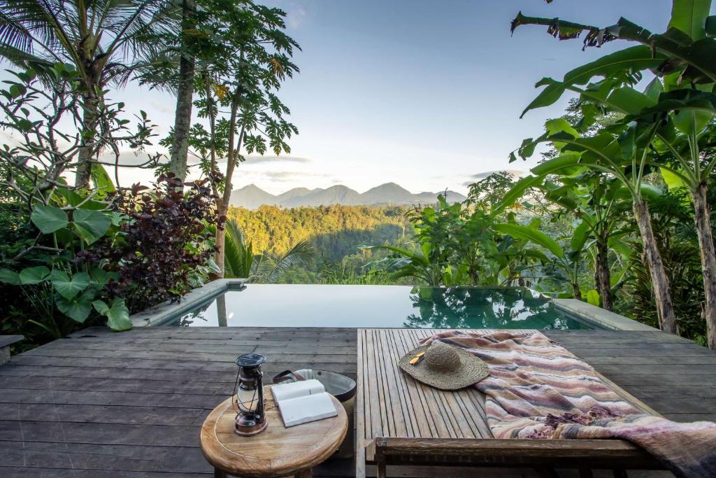 Terrasse, piscine et vue sur les sommets de Bali