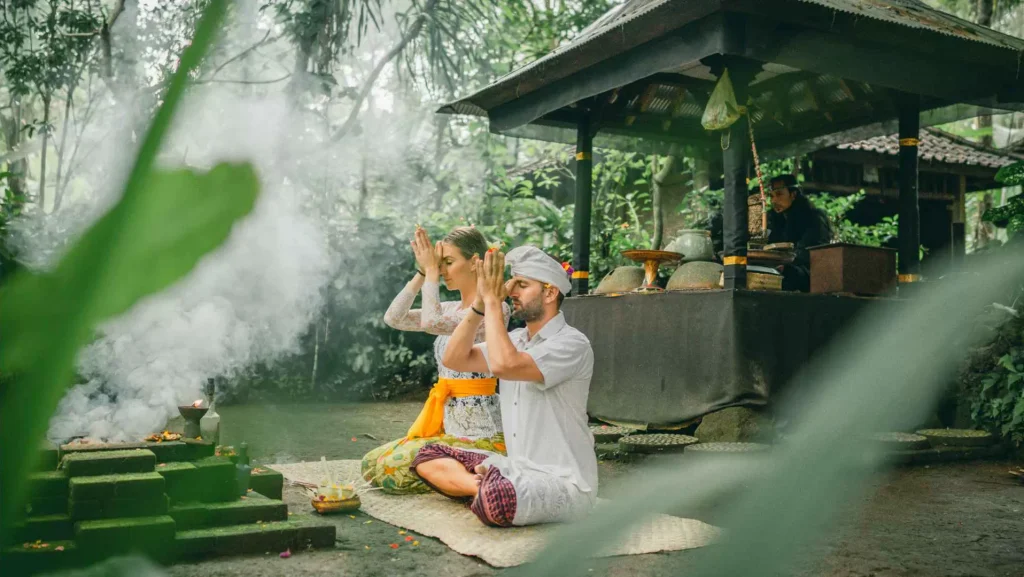 Voyage des Lumières dans un temple local