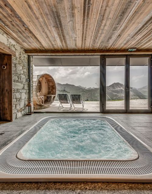 Jacuzzi with mountain view - Luxury Spa Weekend