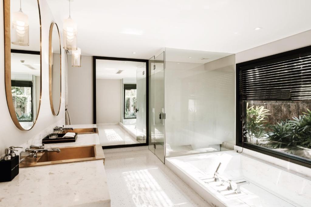 Superb TIA Wellness Resort bathroom