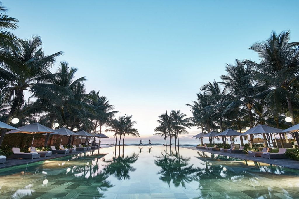 Общий плавательный бассейн и великолепная обстановка отеля TIA Wellness Resort