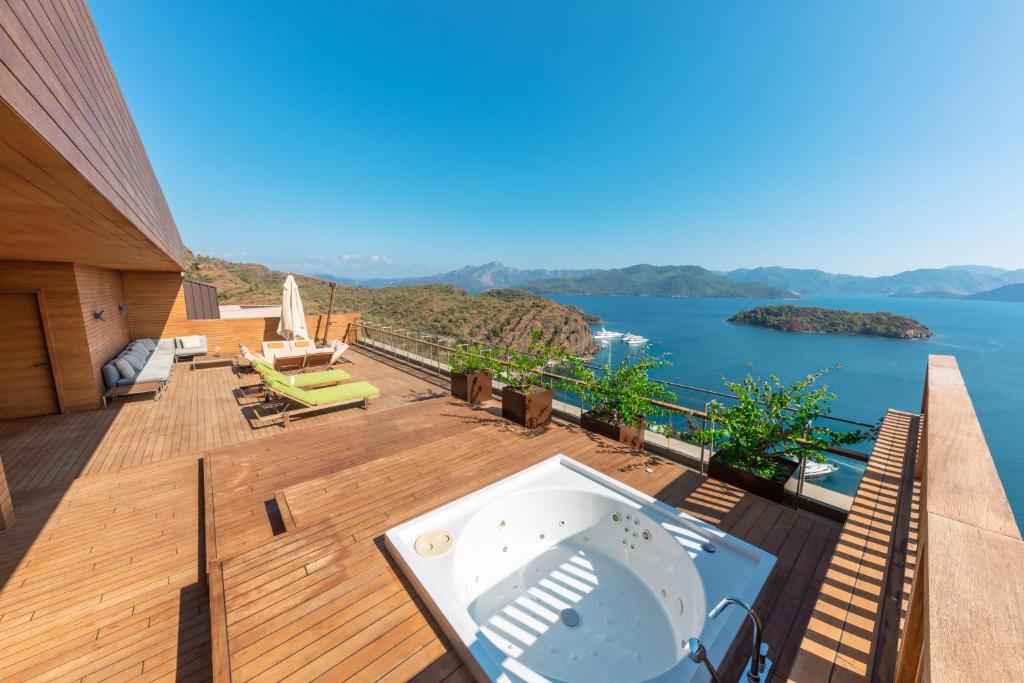 Terrasse avec jacuzzi et vue sur la Méditerranée 