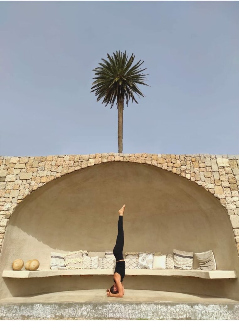 Yoga vicino all'igloo