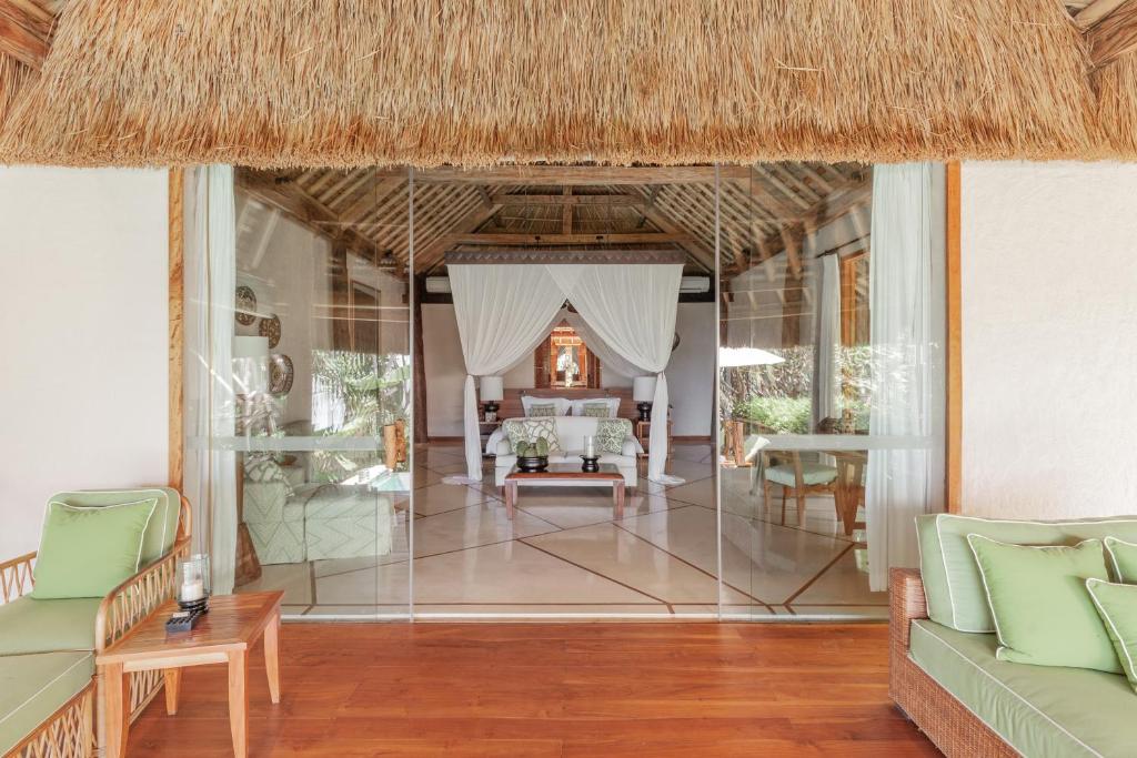 Habitación abierta a la terraza del NIHI Sumba