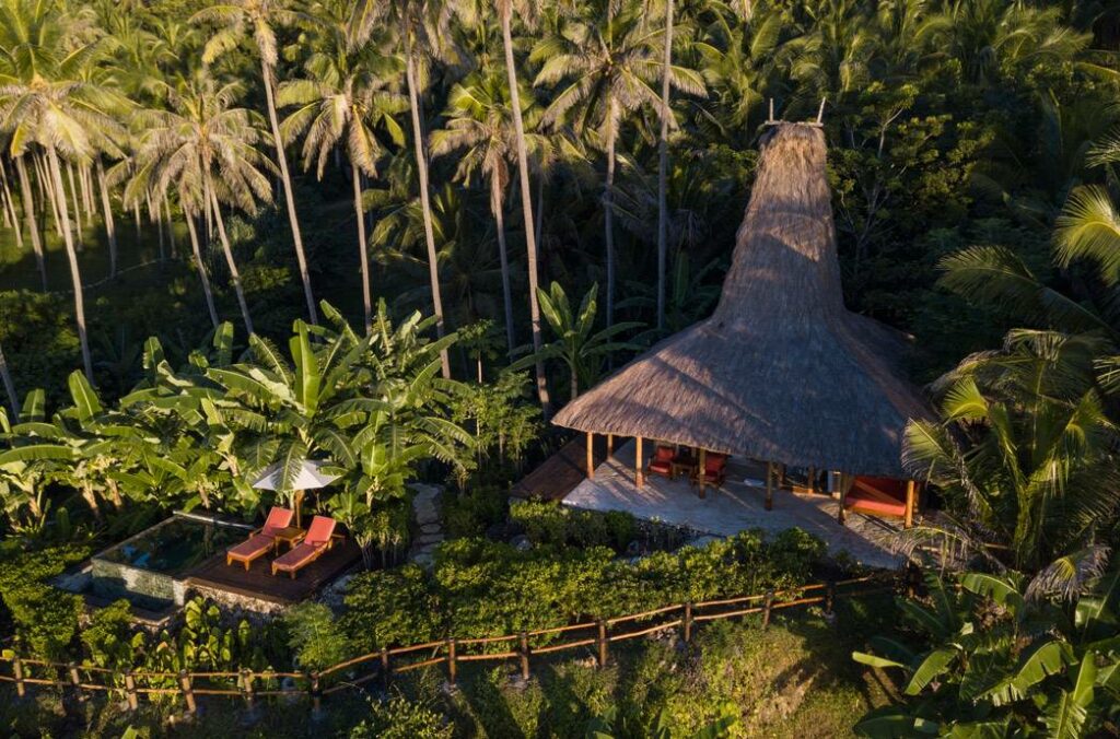 Villa Rahasia, escondida entre la vegetación