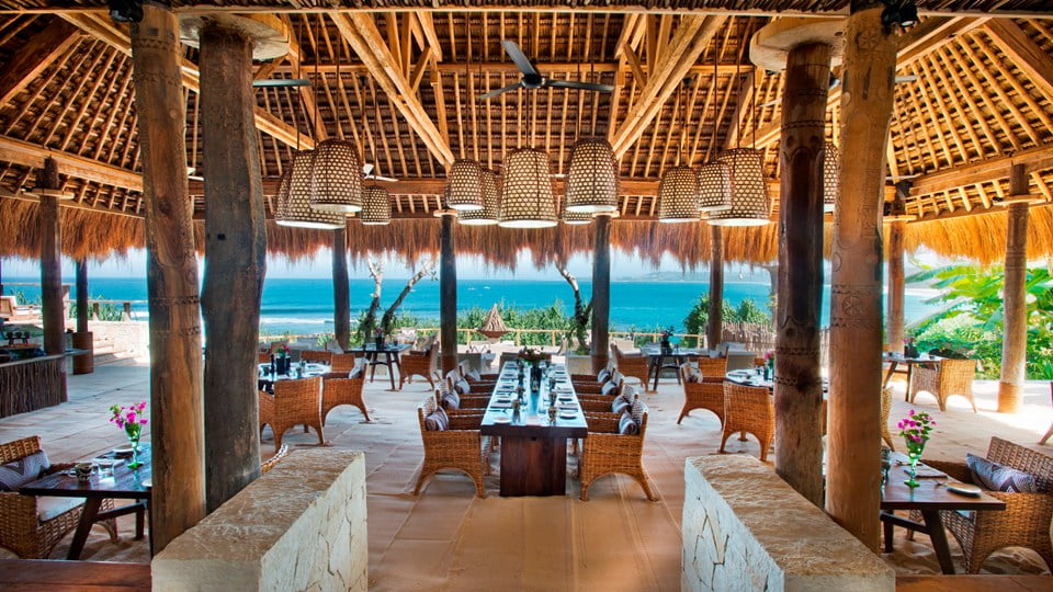 Restaurante Ombak frente al océano