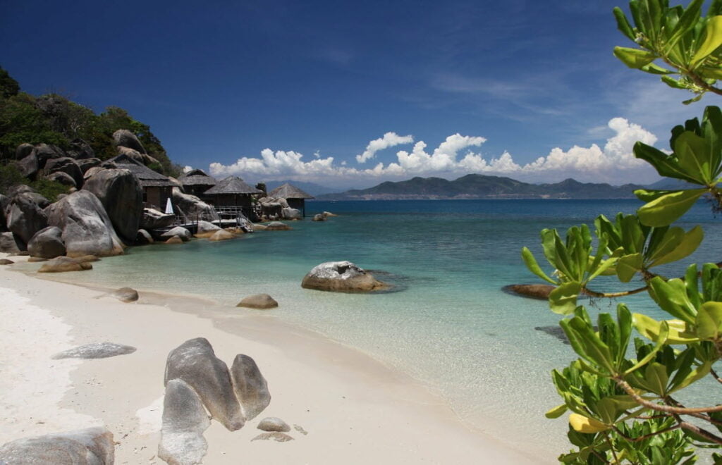 La plage immaculée Six Senses Ninh Van Bay