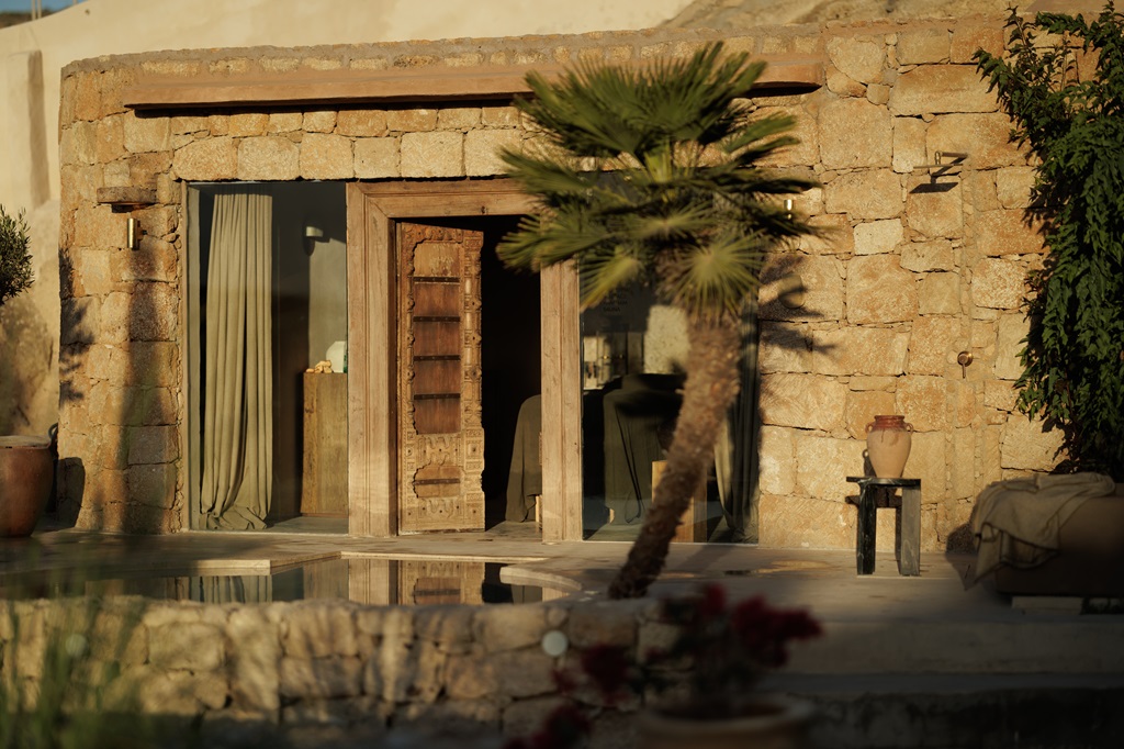 Una bella terrazza con piscina