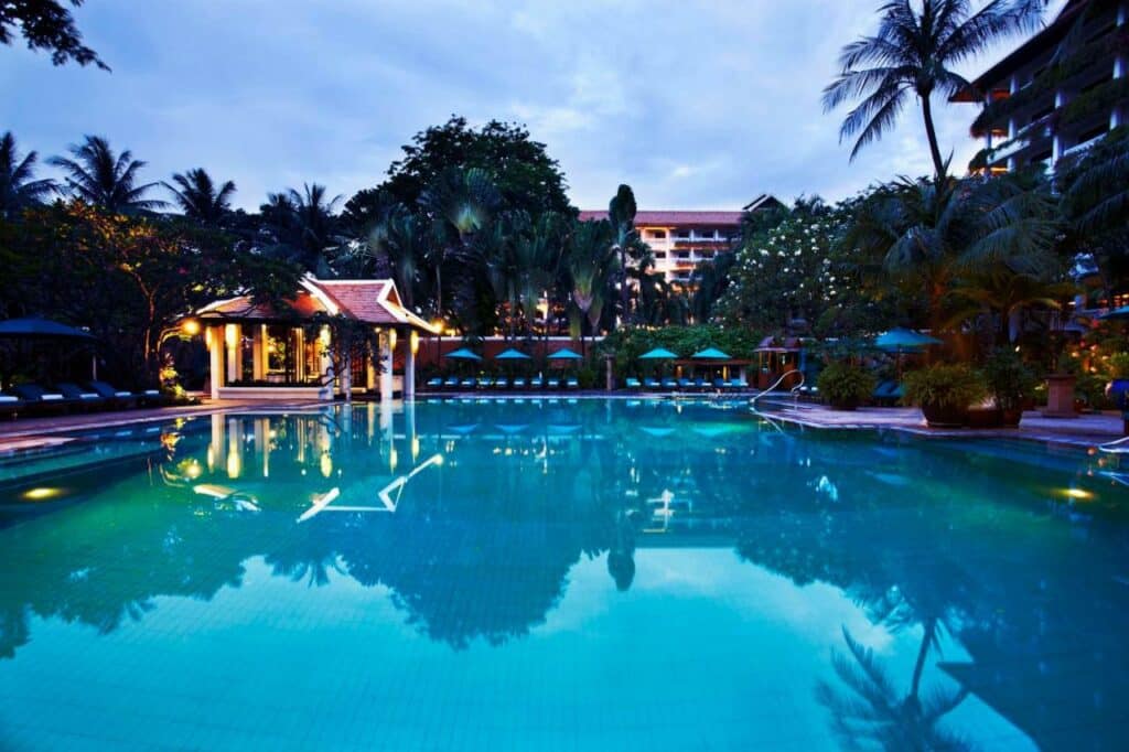 Swimmingpool Anantara Riverside Bangkok)